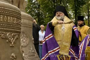 епископ Кронштадтский Назарий освящает колокола