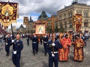 Десантники отметили День ВДВ Крестным ходом по центру Москвы